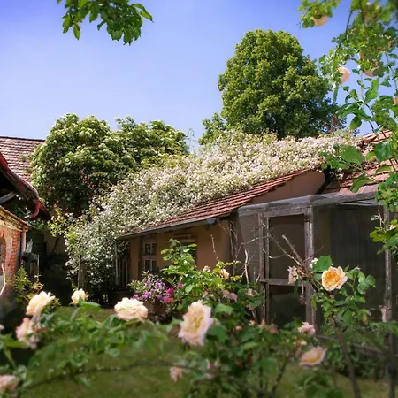 Historischer Vogtshof: Eingezaeunt | Sonniger Garten | Kamin | Denkmalschutz